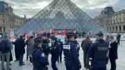 Mistério do jovem de chapéu fedora no Louvre revelado: adolescente de 15 anos explica foto viral