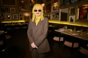 Morre Pam Hogg, ícone da moda punk britânica, aos 66 anos em Londres