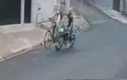 Motociclista foge após empinar moto e atropelar ciclista grave em Jaú