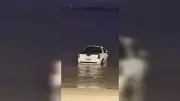 Motorista bêbado invade praia e carro termina no mar em Florianópolis