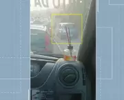 Motorista invade calçada em Búzios para fugir de congestionamento