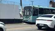 Ônibus derruba muro do Ceará SC em acidente na João Pessoa