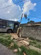Ônibus invade residência no Maria Goretti, BH: estrutura comprometida