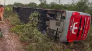Ônibus tomba com passageiros e deixa feridos no Sul do Piauí