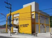 Operação apreende 800 drogas e arma em Paracambi, RJ