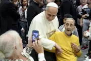 Papa Leão XIV almoça com 1,3 mil pobres e homenageia Francisco