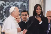 Papa Leão XIV recebe Naomi Campbell no Vaticano em troca de presentes
