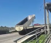 Passarela desaba sobre carro após colisão com caminhão na BR-493