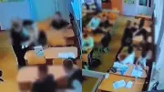 Professora russa investigada por agredir alunos com cadeira e fita