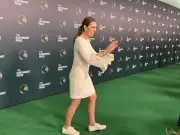 Pés no Alvo: Ex-Primeira-Ministra da Nova Zelândia Vira Sensação nas Redes com Pose Inusitada