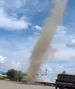 Redemoinho de poeira surpreende moradores em Porto Real (RJ)