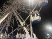 Roda-gigante da Ponta Negra trava e causa pânico em Manaus