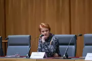 Senadora australiana usa burca como protesto e causa tumulto no Parlamento