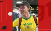 Shawn Mendes atende fãs em Salvador e usa camisa do Brasil