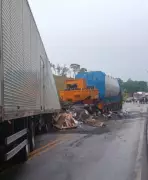 Tragédia na BR-354: Caminhão e carreta colidem de frente em curva e motorista morre em MG