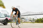 Triatleta de 70 anos supera limites e completa Ironman 70.3 em SC pedalando 90km com bicicleta de 15kg