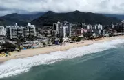 Turista de Jacareí morre afogado na praia Martim de Sá em Caraguá