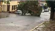 Ventos de quase 100 km/h e chuva forte causam destruição em Sacramento e cidades do Triângulo Mineiro