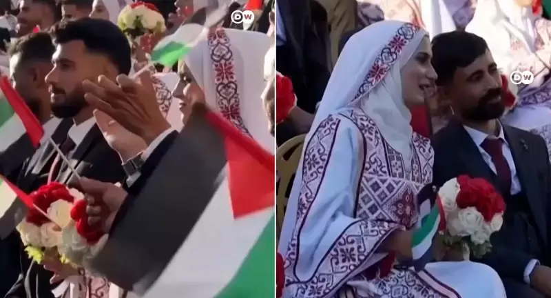 54 casais celebram casamento coletivo em Gaza em meio a escombros