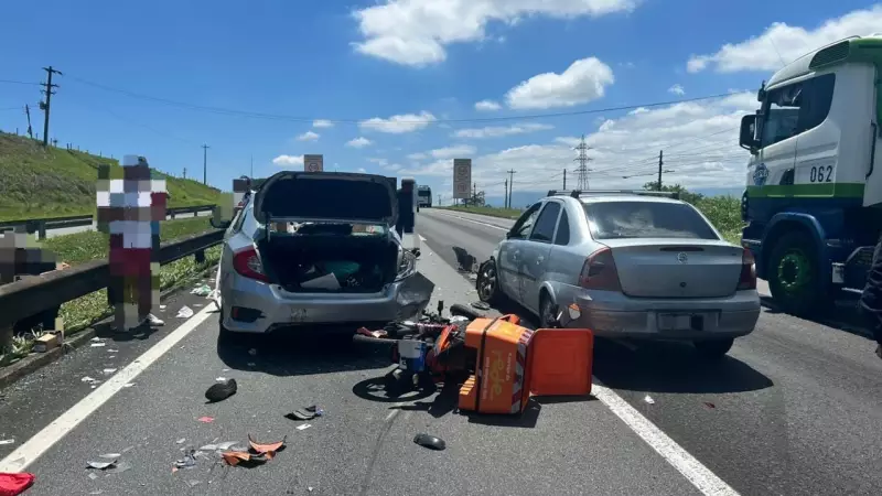 Acidente com 3 carros e moto fere uma pessoa na Via Dutra, em Resende