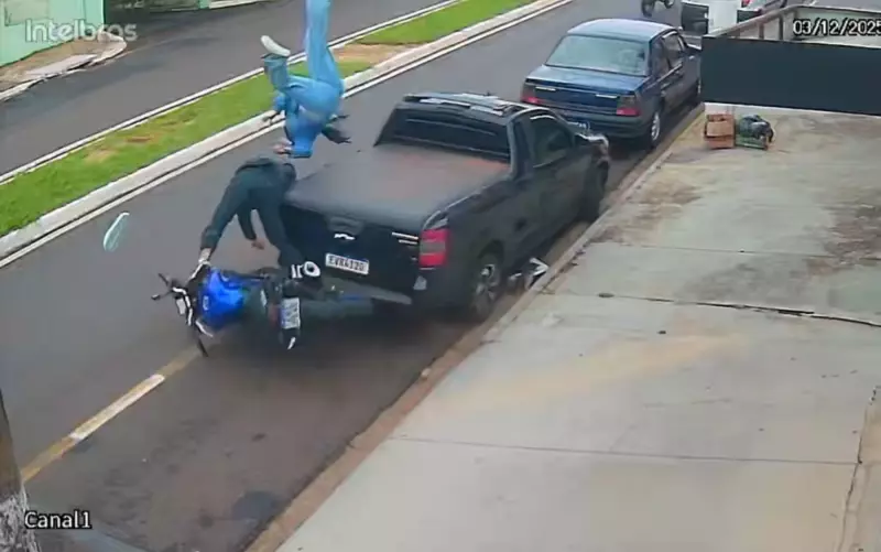 Acidente em Franca: moto bate em carro parado e passageira é arremessada