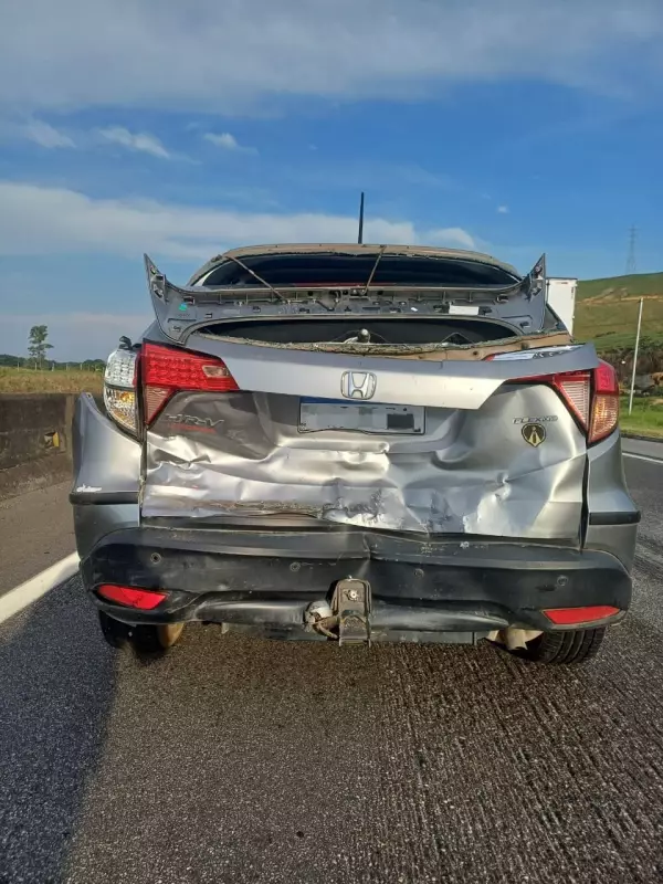 Acidente na Via Dutra em Itatiaia deixa duas feridas após colisão com carreta