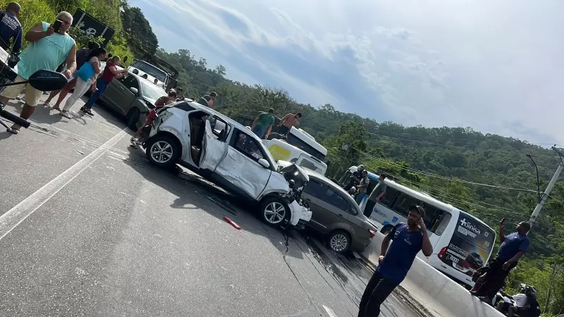 Engavetamento com mais de 10 carros interdita RJ-106 em Maricá