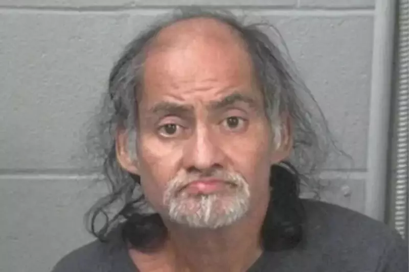 Homem invade casa, abre presentes de Natal e dorme no sofá nos EUA