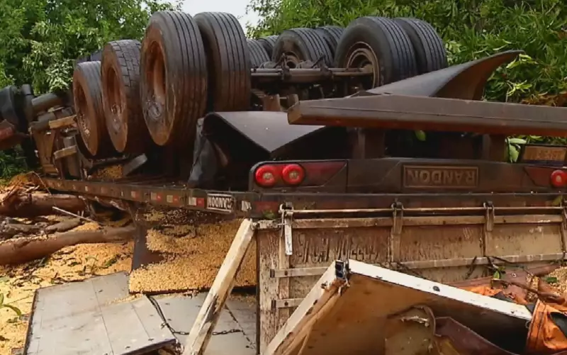 Motorista morre após carreta com milho tombar na GO-174, em Goiás