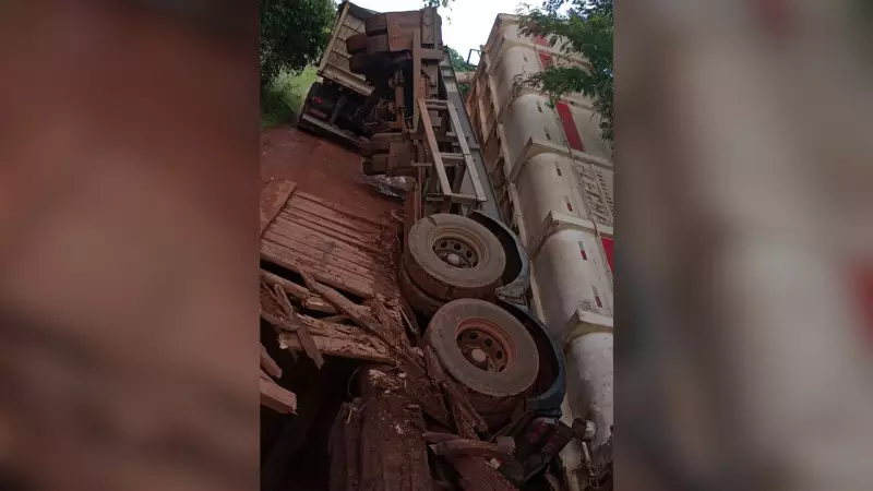 Ponte de madeira desaba e caminhão carregado de feijão tomba em córrego em Paracatu