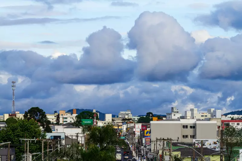 Santa Catarina em alerta: Domingo tem risco de temporais e ciclone se aproxima