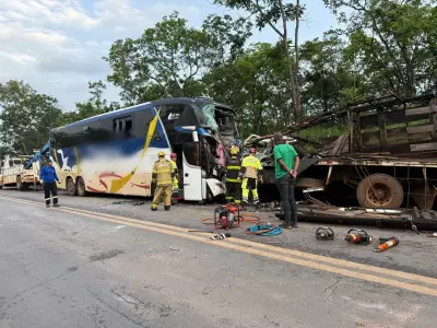 3 mortos em colisão frontal entre ônibus e caminhão na BR-365 em Buritizeiro