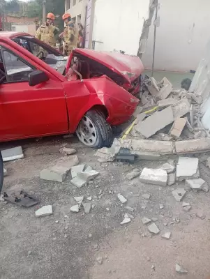 Acidente em Contagem: Carro bate em muro e deixa duas vítimas presas