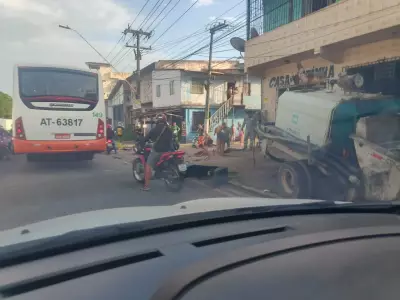 Acidente grave na Arthur Bernardes: estrutura de caminhão atinge moto e deixa dois feridos