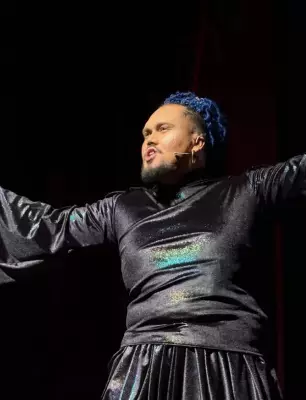 Ator de 25 anos morre no palco durante estreia de Aladdin em Osasco