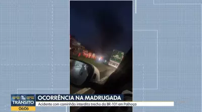 Caminhão tomba e pega fogo na BR-101 em Palhoça; pista interditada