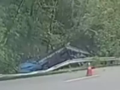 Caminhão tomba na Mogi-Bertioga, deixa dois feridos e interdita faixa