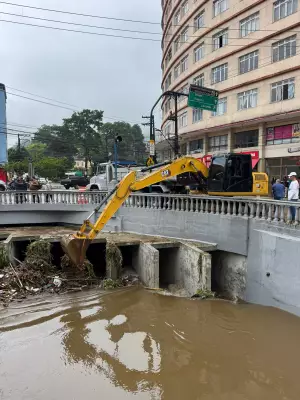 Carro arrastado por enxurrada em Petrópolis: Bombeiros buscam vítimas