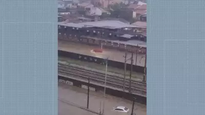 Chuva forte no Rio causa alagamentos e paralisa trens do ramal Santa Cruz