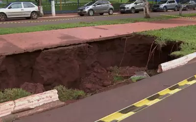 Cratera abre em ciclovia de Dumont, SP, após chuvas de 76 mm em 2 horas