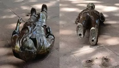 Estátua de Roberto Drummond é derrubada na Savassi, em BH