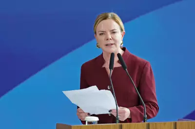 Gleisi Hoffmann culpa taxa de juros de 15% pelo aumento da dívida pública