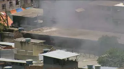 Incêndio de grandes proporções atinge galpão no Complexo da Maré no Rio