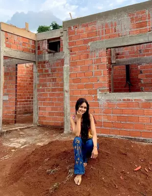Jovem chamada de 'pobre' por casa de madeira mostra obra de nova residência