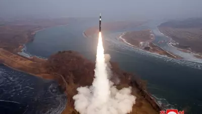 Kim Jong Un ordena expansão de fábricas de munições e testa novos mísseis