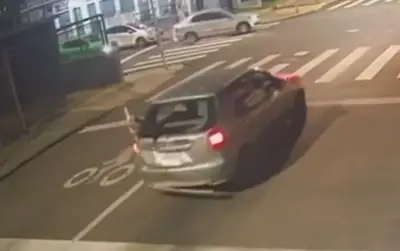 Motociclista é arremessada para dentro de porta-malas em grave acidente em Lençóis Paulista