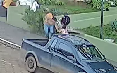 Mulher ferida por galho de árvore em praça de MG: criança escapou por minutos