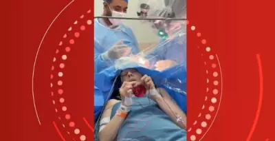 Paciente faz crochê durante cirurgia cerebral para retirar tumor no PR