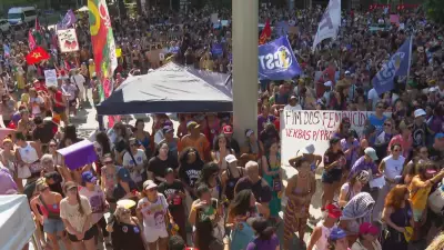 Protesto contra feminicídio reúne centenas em Copacabana; Brasil supera mil casos em 2025