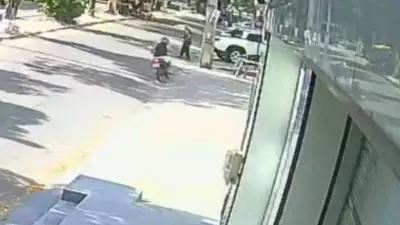 Trabalhador atropelado por moto em Fortaleza: acidente grave no Bairro José Walter